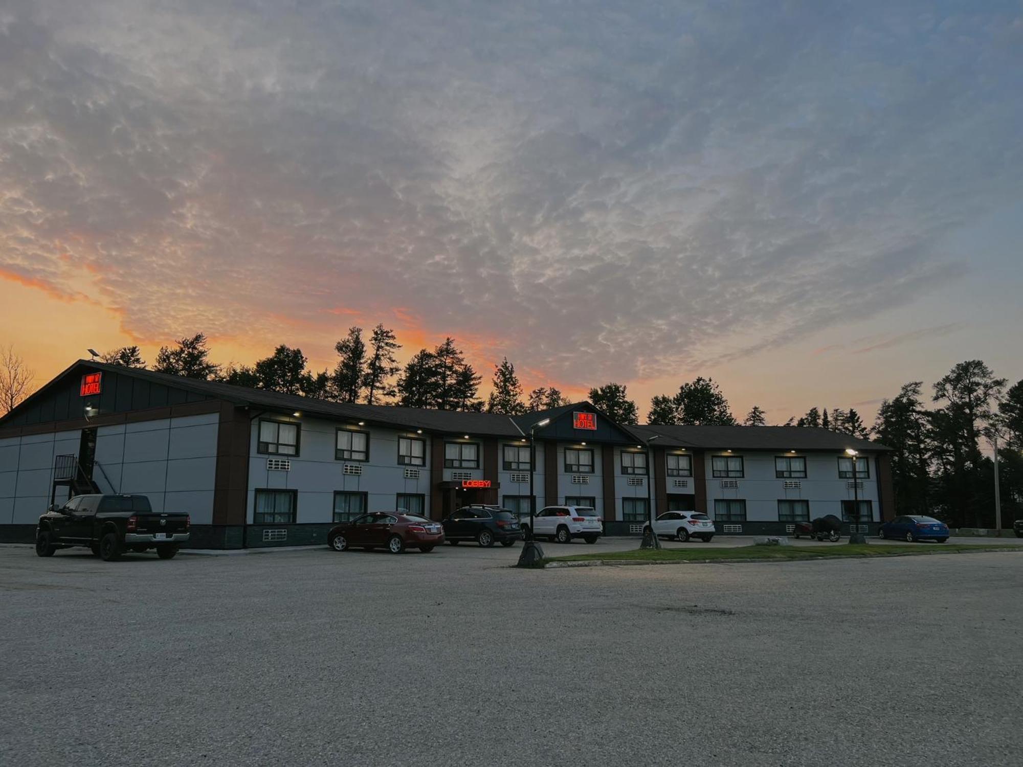 Hwy 17 Hotel Wawa Exteriör bild